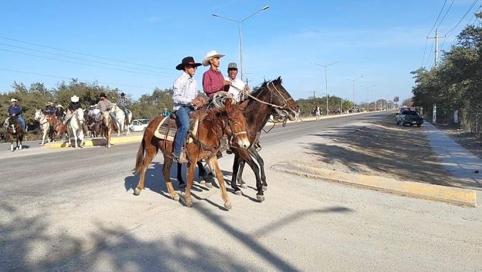 Cabalgata de Año Nuevo en Nava reúne a cientos de jinetes para celebrar el inicio de 2025