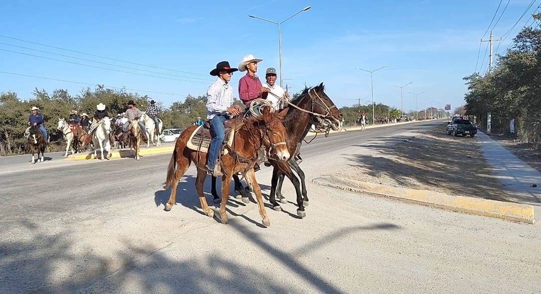Cabalgata de Año Nuevo en Nava reúne a cientos de jinetes para celebrar el inicio de 2025