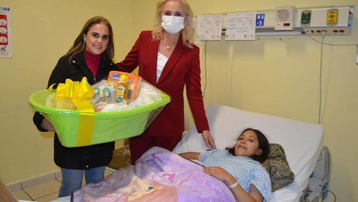 Laura Jiménez alcaldesa de Múzquiz visita  a la primera bebé nacida en 2025