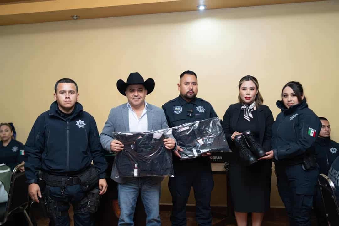 El alcalde José Feliciano Díaz Iribarren entregó uniformes nuevos a elementos policiacos.