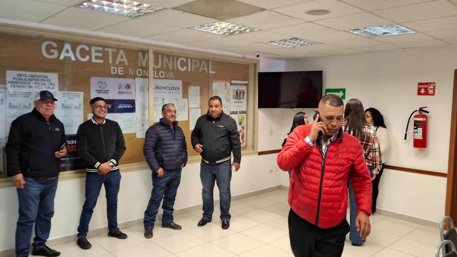 Grupos de trabajadores estuvieron al interior y exterior de presidencia, así como en Recursos Humanos.