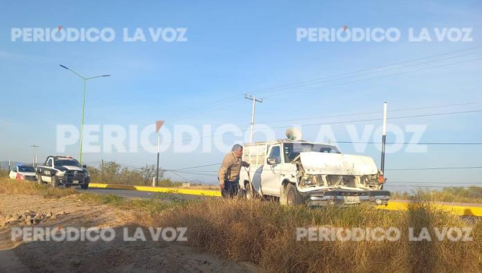 Choca camioneta contra tractor