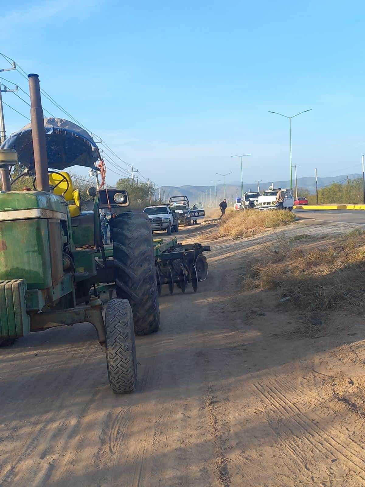 Choca camioneta contra tractor