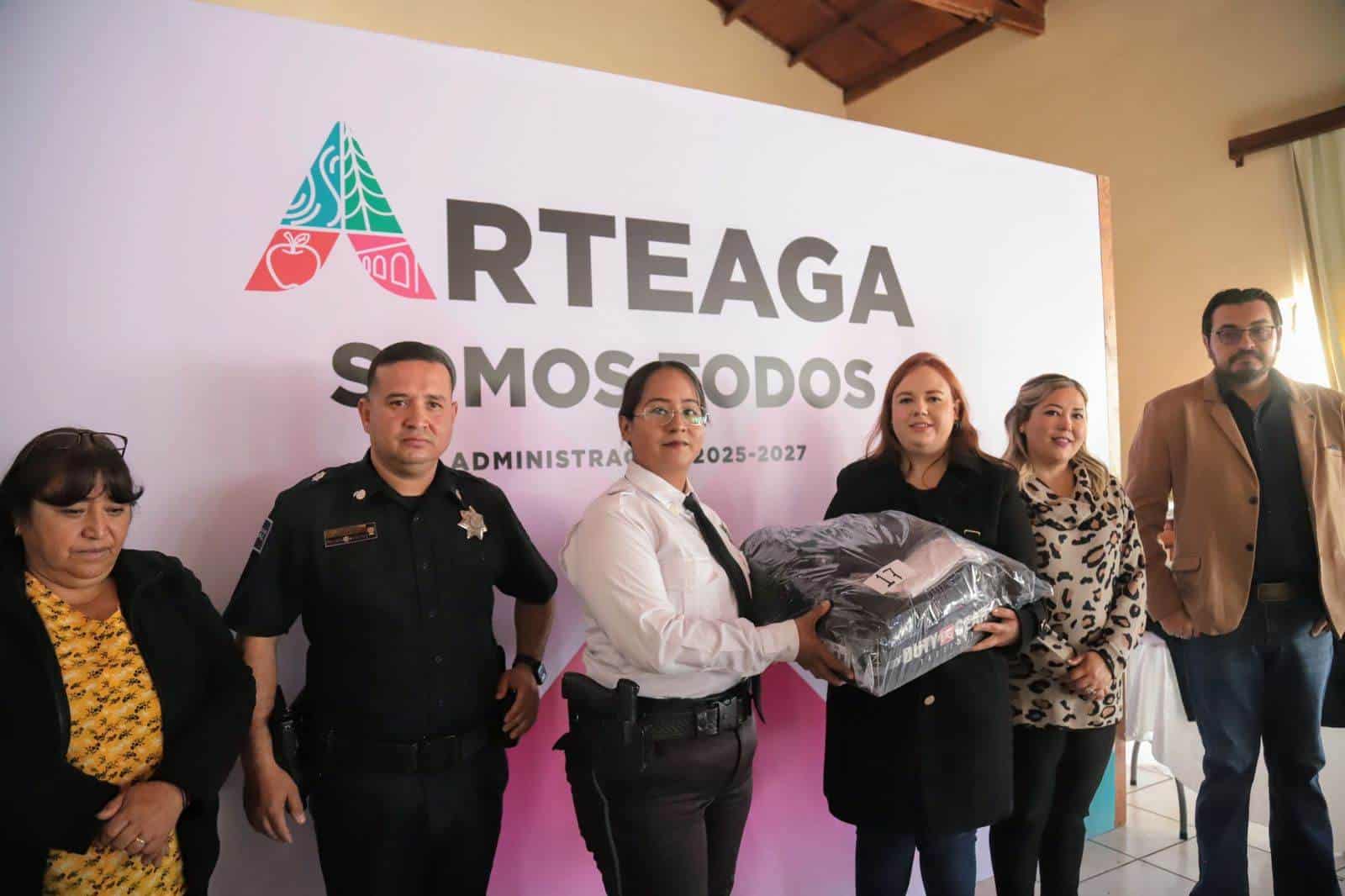 Celebra Arteaga el Día del Policía