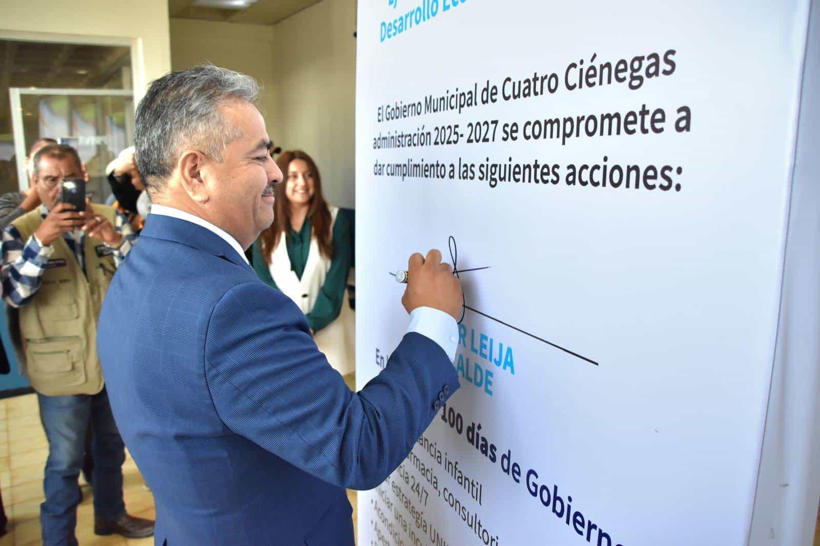 Reafirma Víctor Leija compromiso con habitantes de Cuatro Ciénegas 