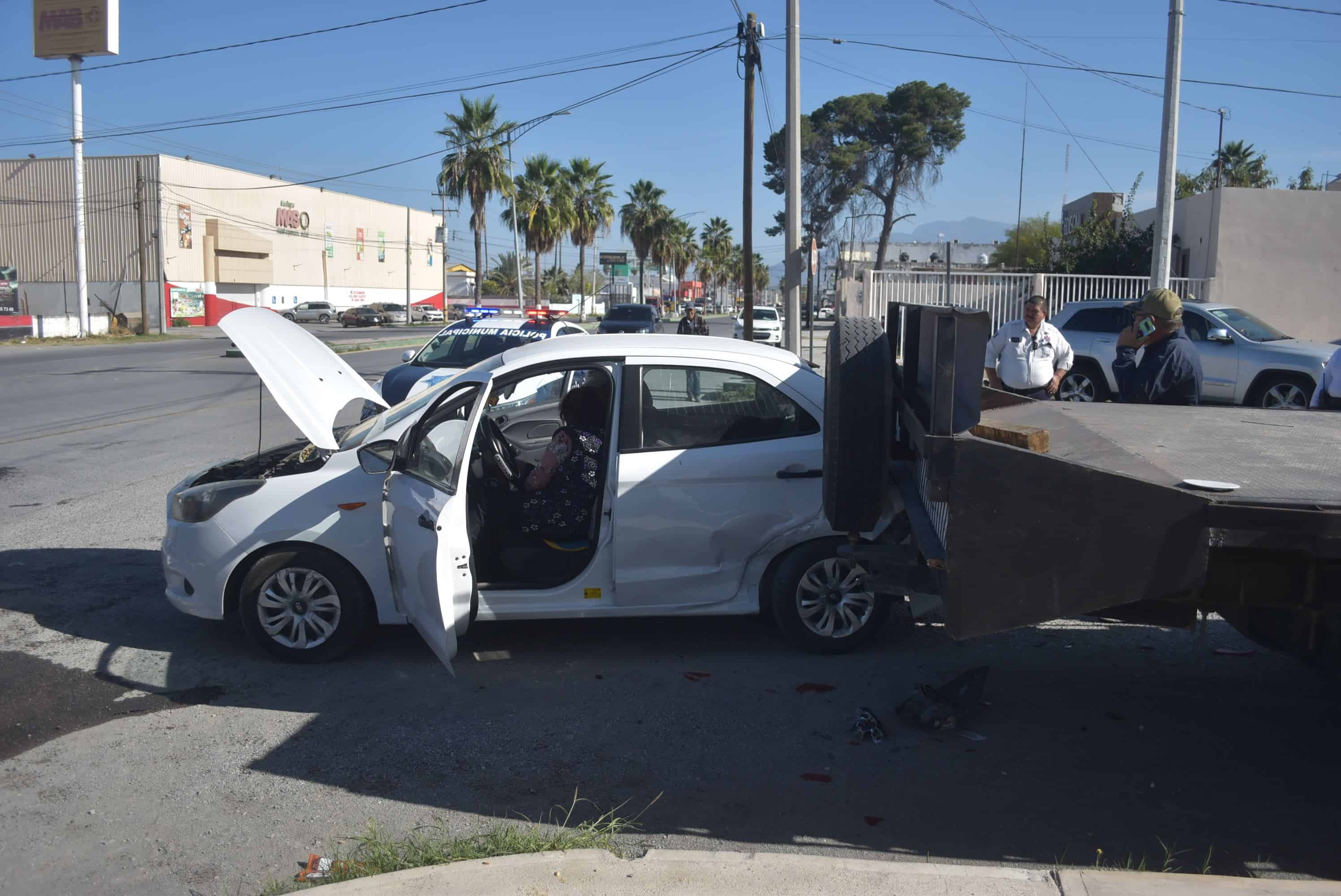 Deja auto incrustado en  plataforma de camión 