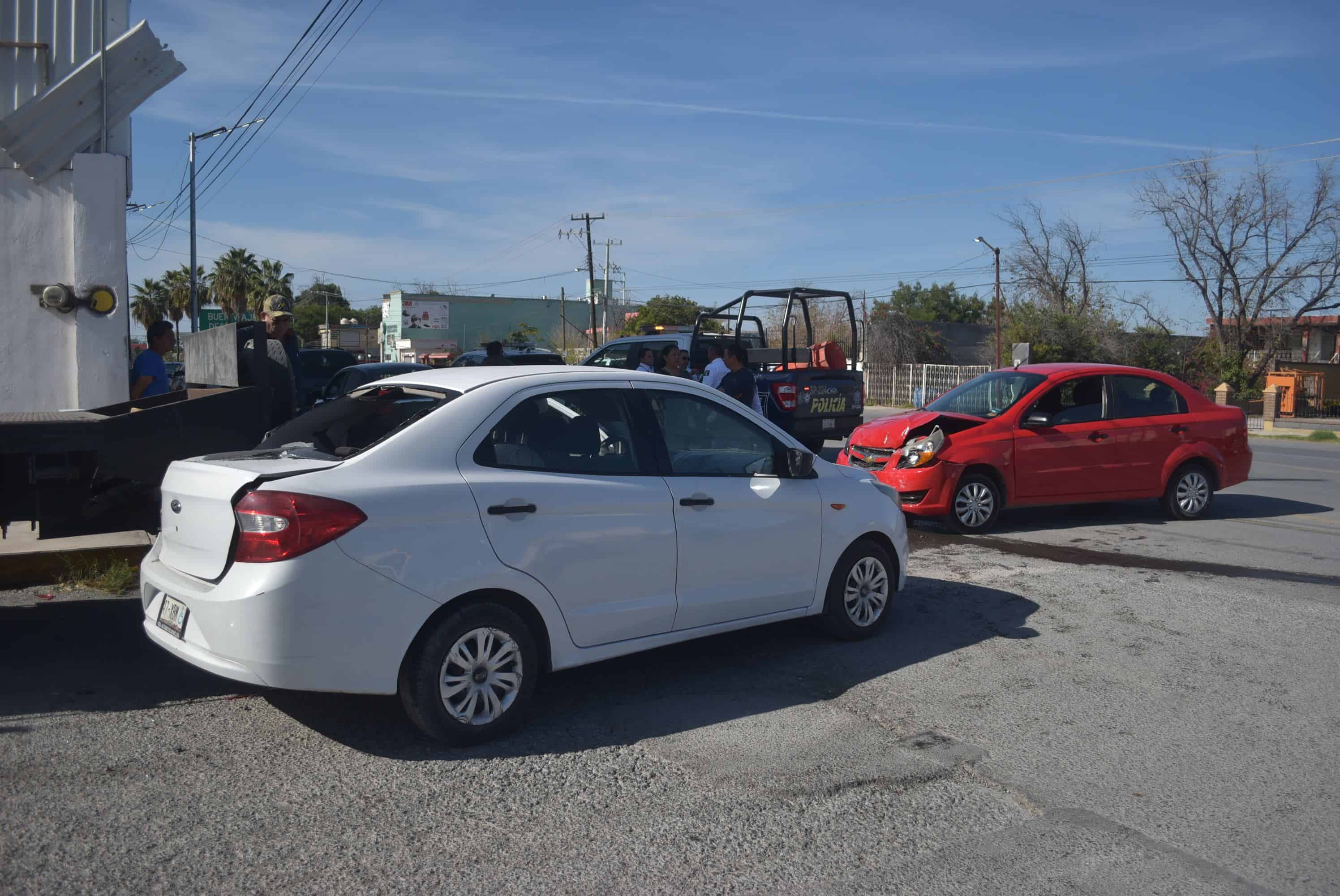 Deja auto incrustado en  plataforma de camión 