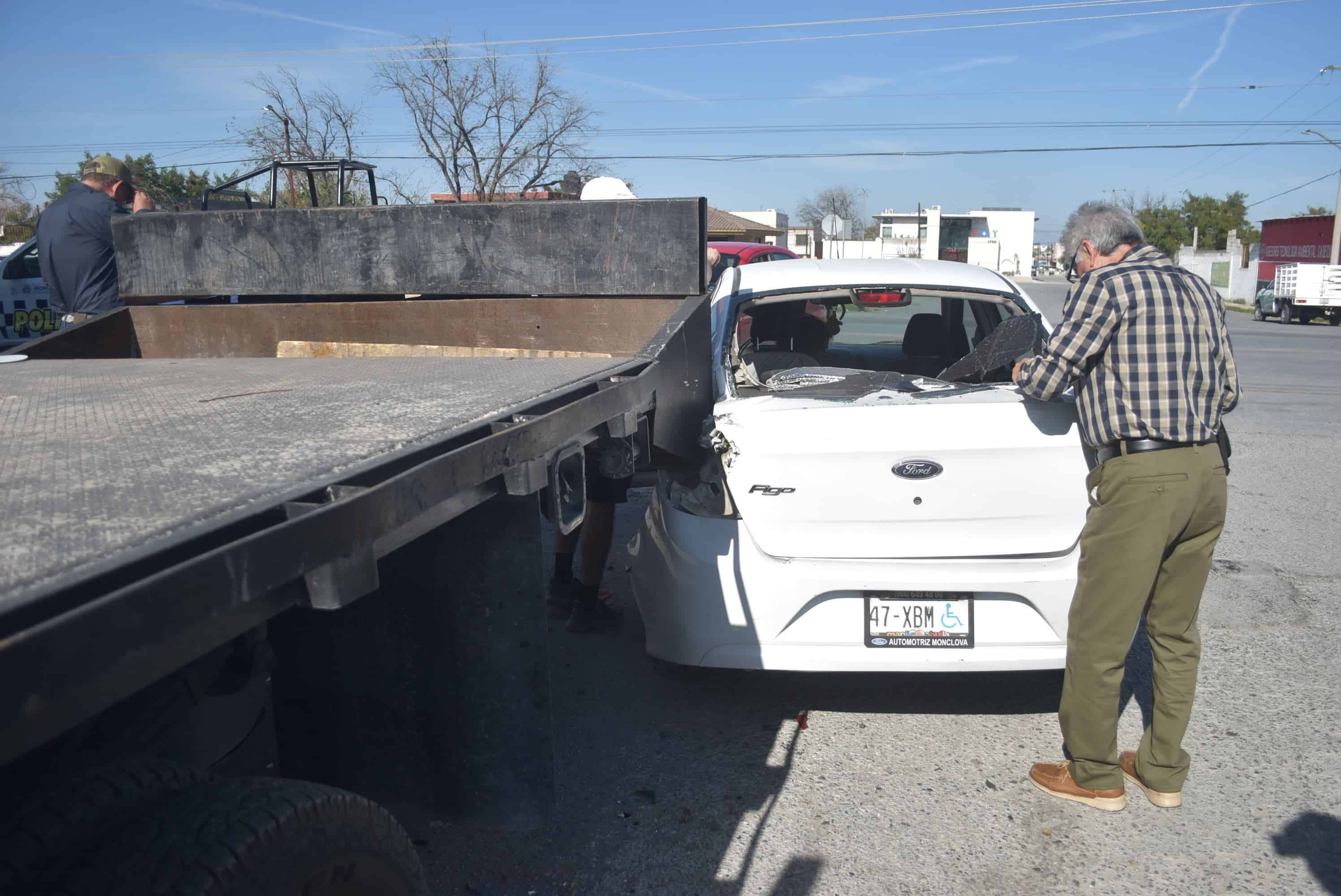 Deja auto incrustado en  plataforma de camión 