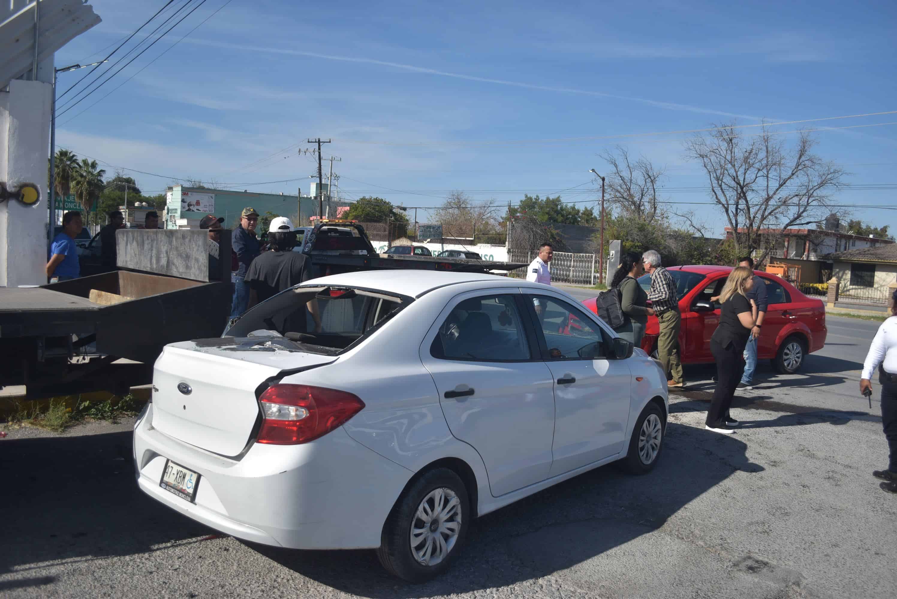 Deja auto incrustado en  plataforma de camión 