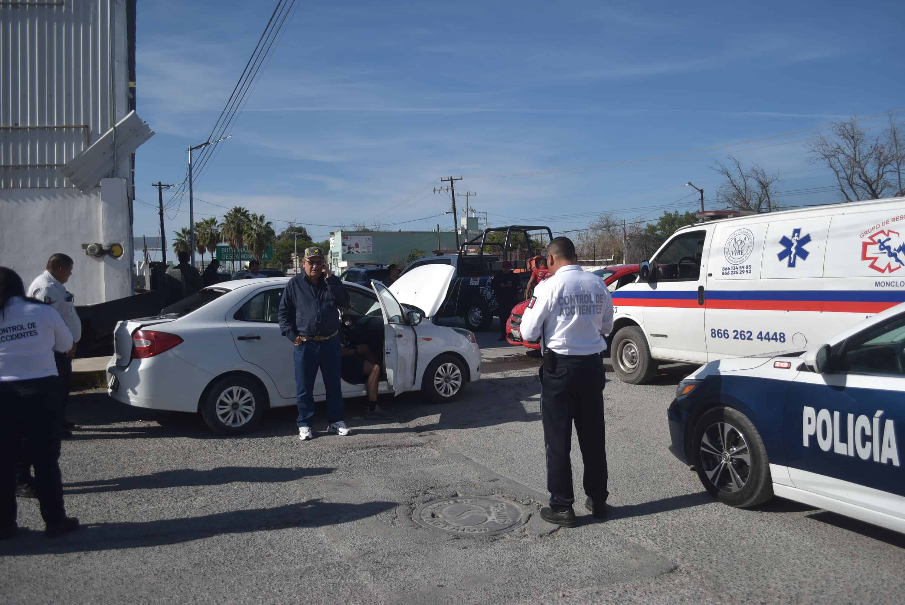 Deja auto incrustado en  plataforma de camión 