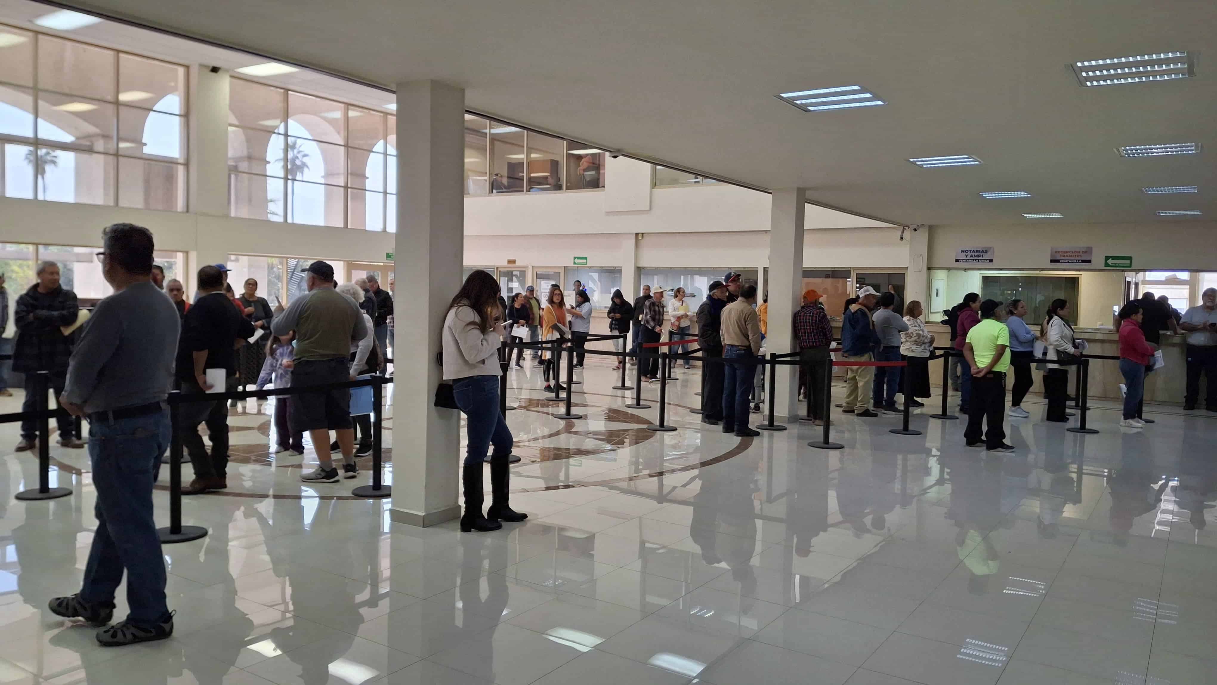 Ciudadanos cumplen con su pago del predial.