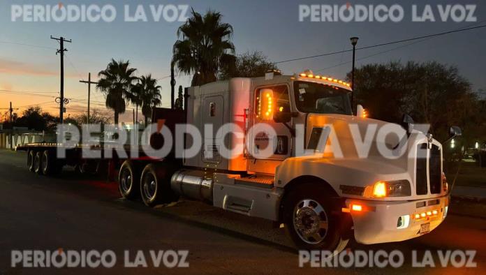 Chocan tráiler y una camioneta