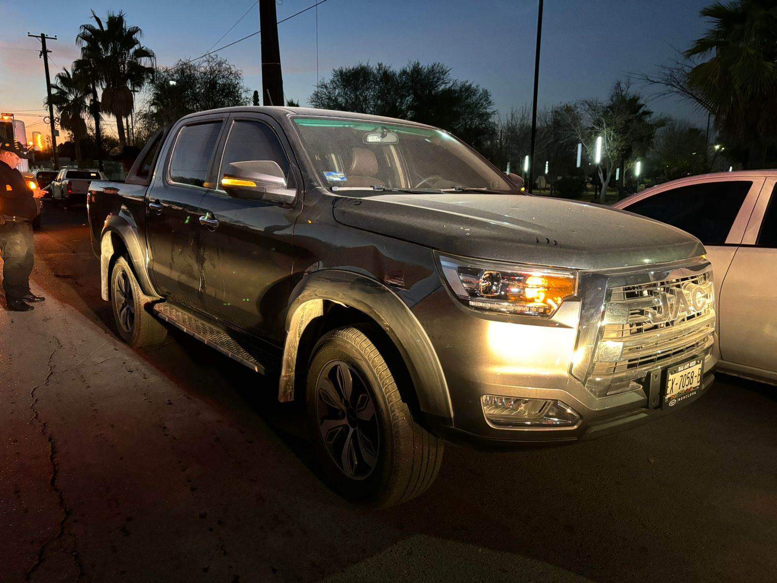 Chocan tráiler y una camioneta