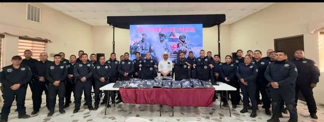 Alcalde Iván Ochoa celebra el Día del Policía con entrega de uniformes tácticos en Nava