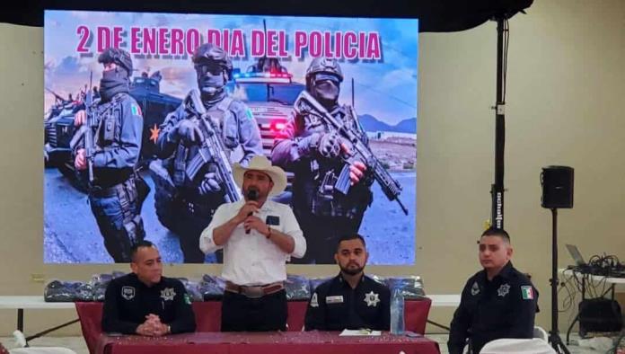 Alcalde Iván Ochoa celebra el Día del Policía con entrega de uniformes tácticos en Nava