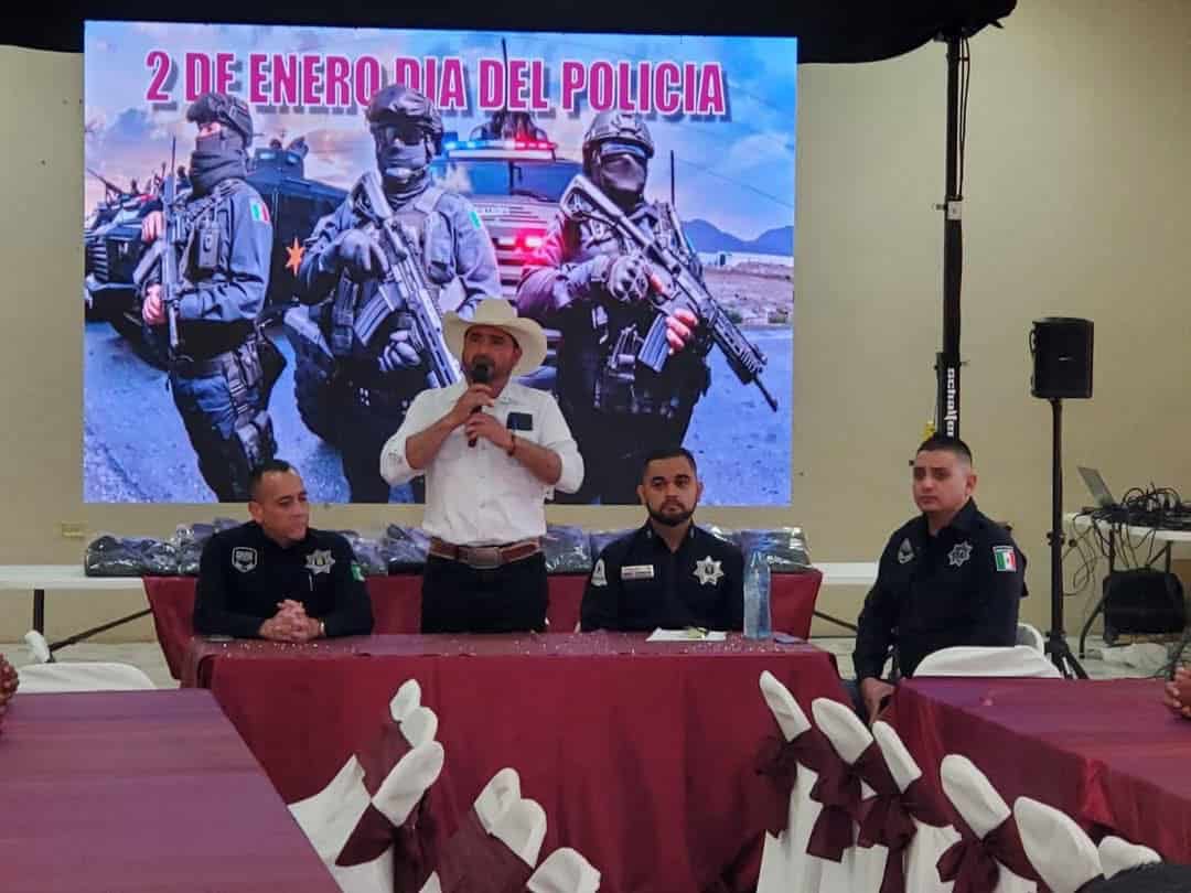 Alcalde Iván Ochoa celebra el Día del Policía con entrega de uniformes tácticos en Nava