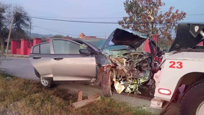 Impacta auto contra muros de contención