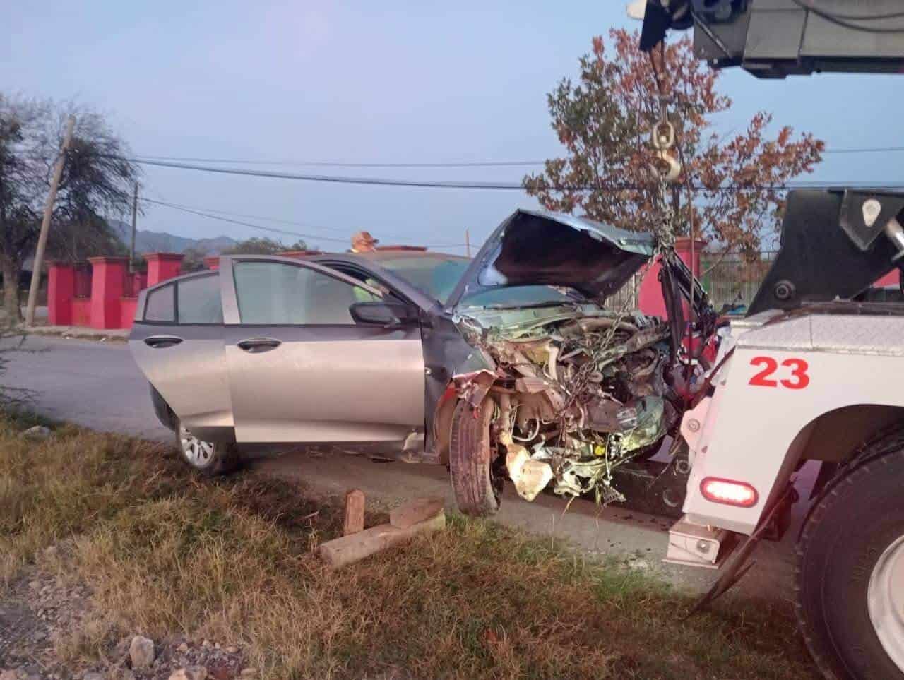 Impacta auto contra muros de contención