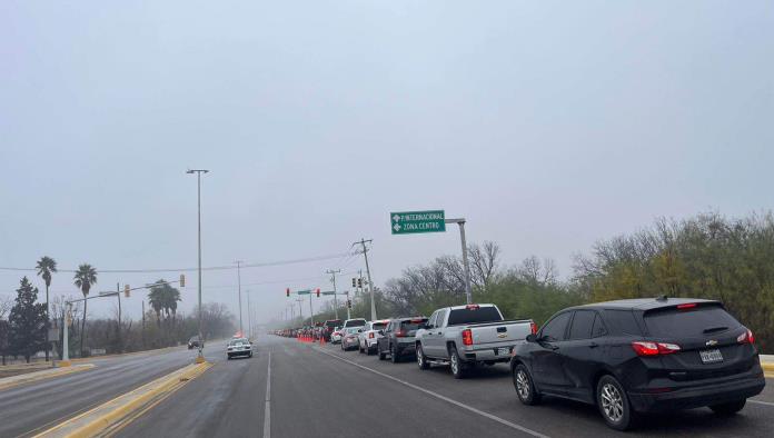 Regreso de paisanos causa largas filas en el puente internacional Acuña-Del Río