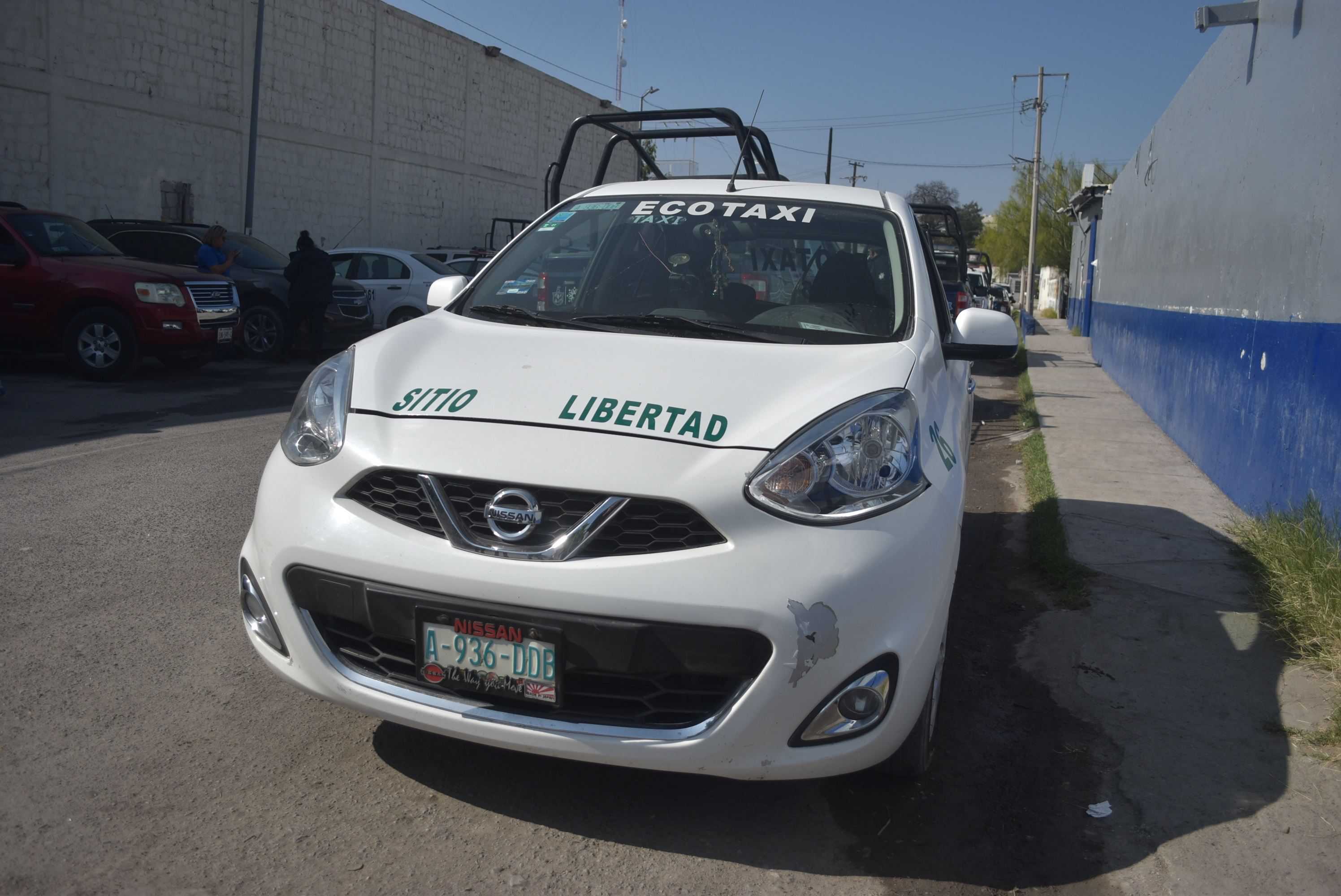 Choca a colega en gasolinera