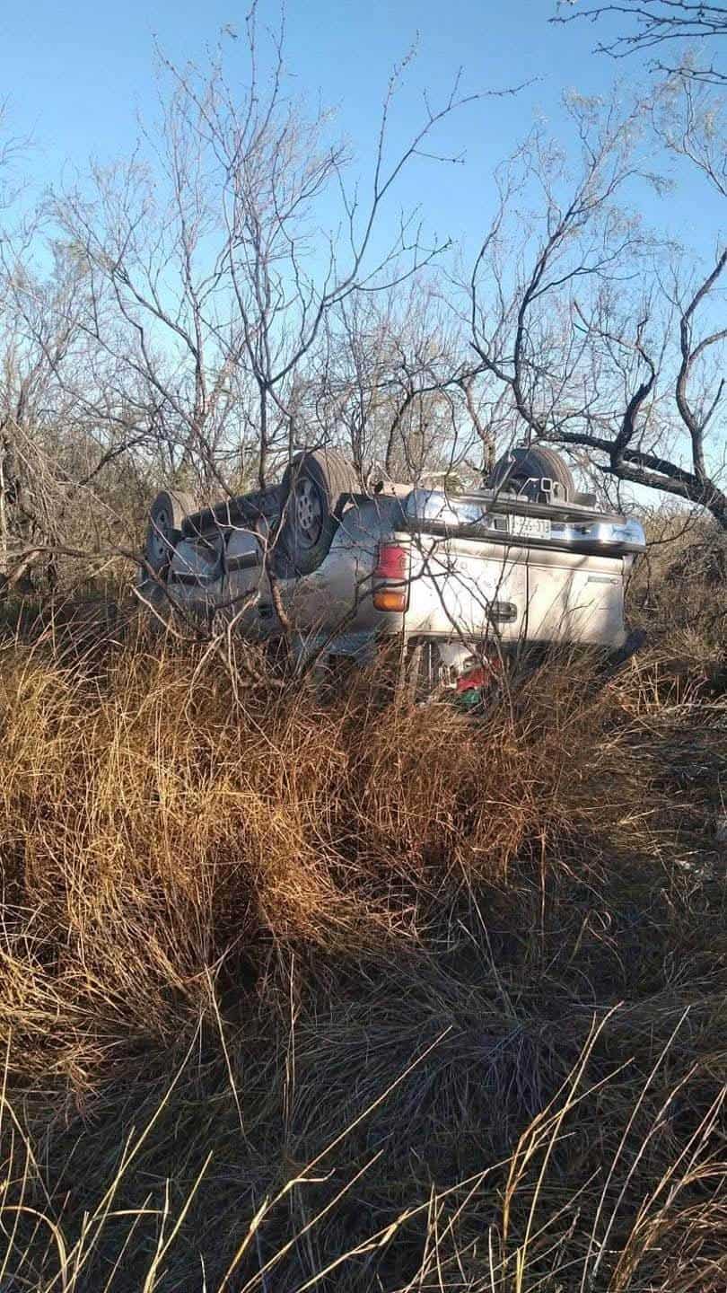 Vuelcan madre e hijo y resultan lesionados