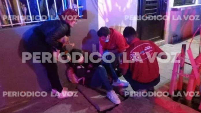 Hallan a embarazada sangrando en la calle