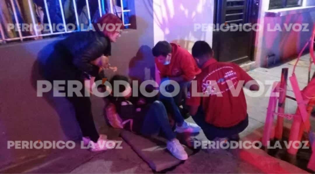 Hallan a embarazada sangrando en la calle