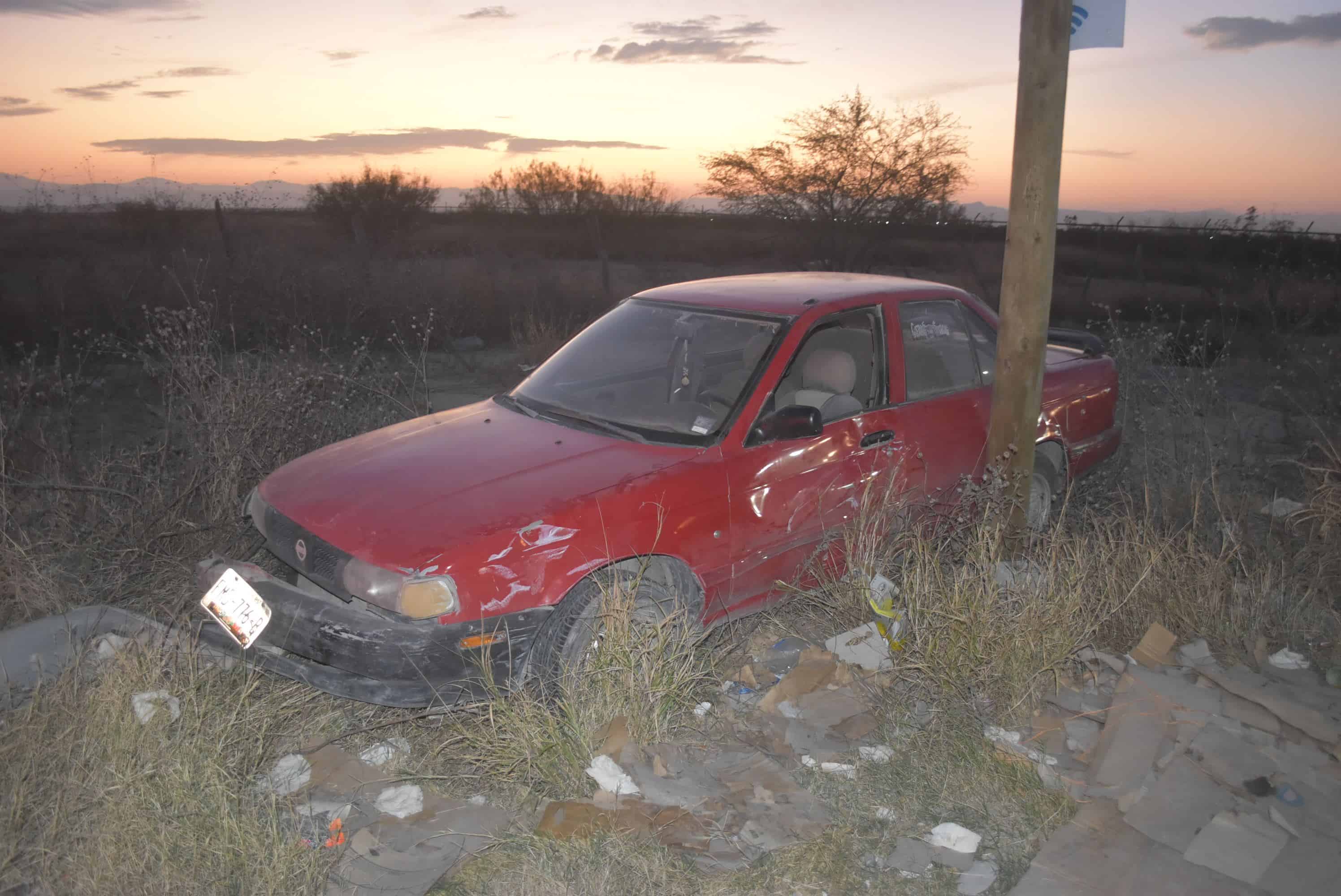 Se queda dormido y rebota contra poste