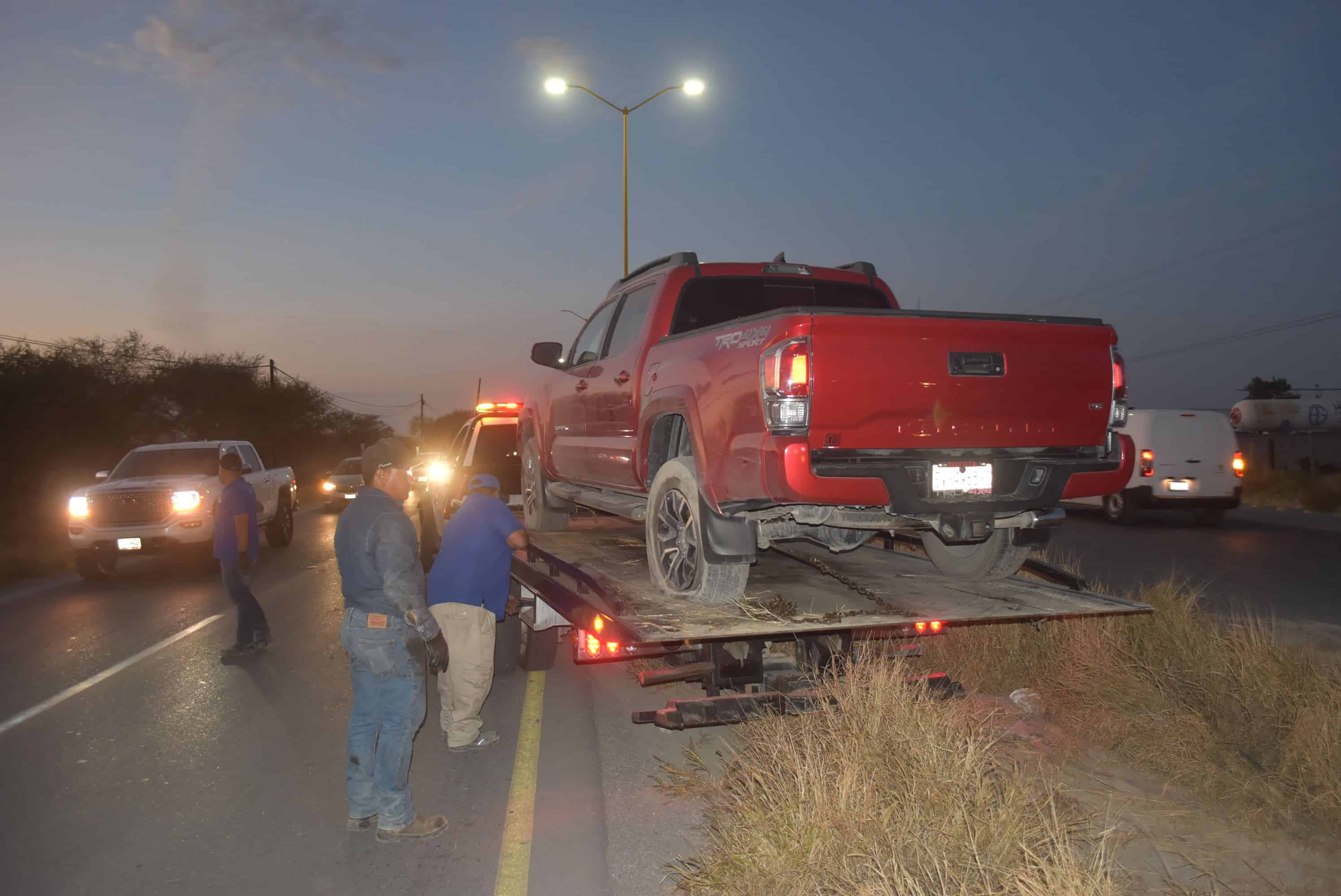 Se queda dormido y rebota contra poste