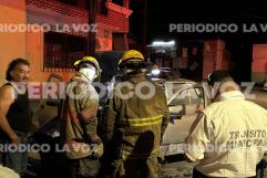 Apagan incendio en auto a cubetazos