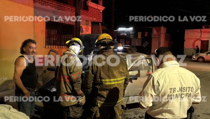 Apagan incendio en auto a cubetazos