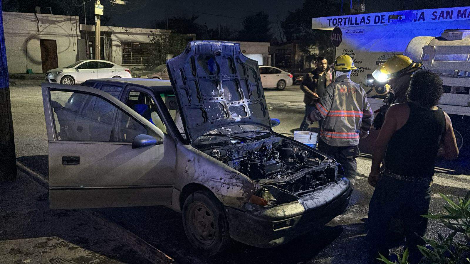 Apagan incendio en auto a cubetazos