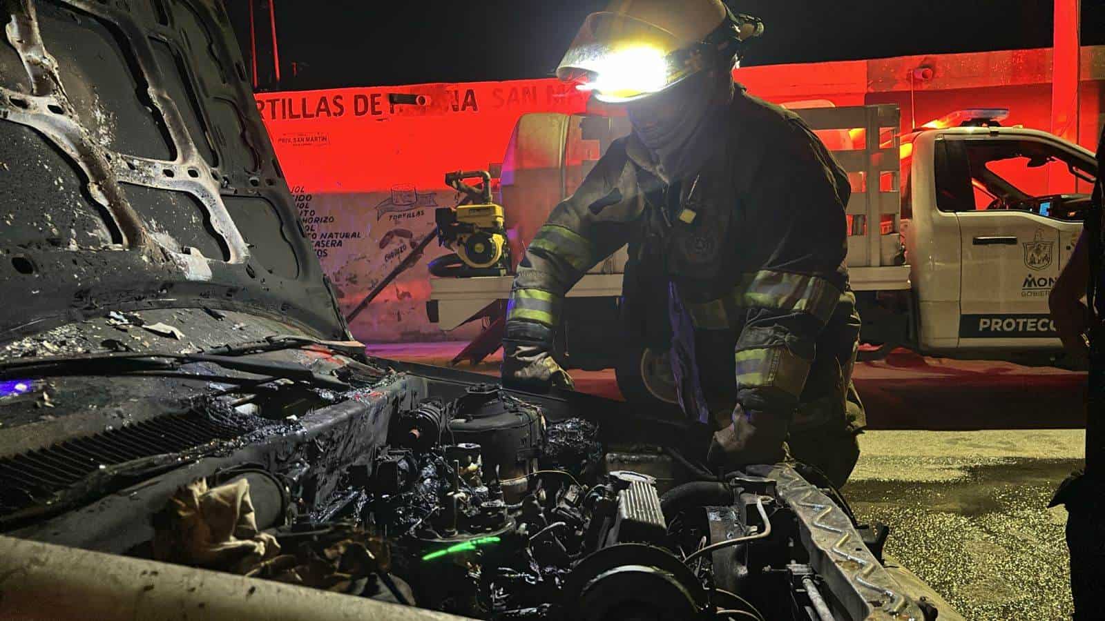 Apagan incendio en auto a cubetazos