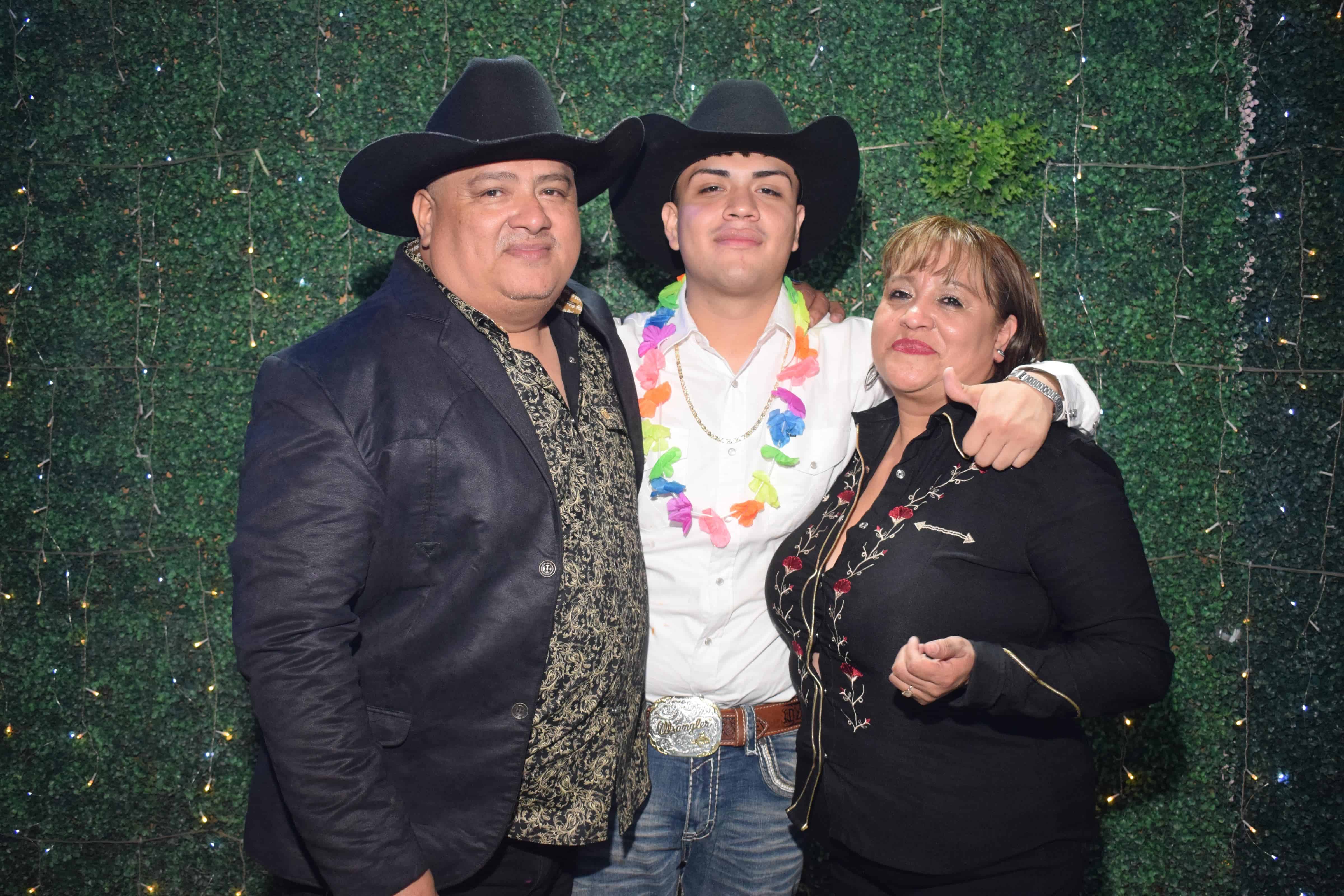 Acompañado de sus padres.