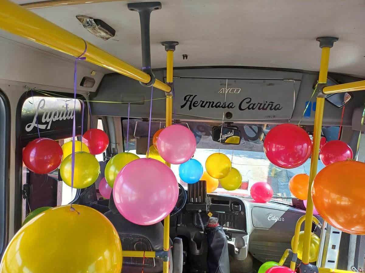 Repartirá chofer rosca y pelotas