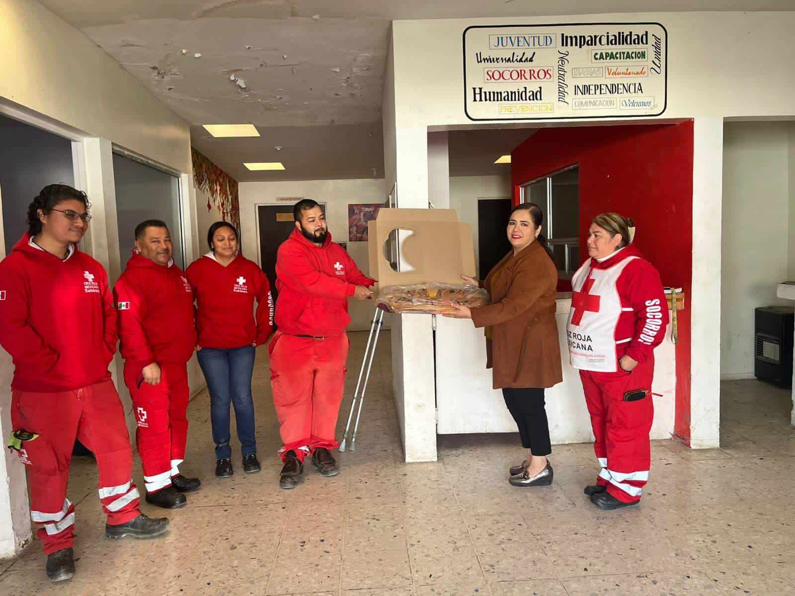 Ana Montemayor entrega rosca de reyes a paramédicos de la Cruz Roja.