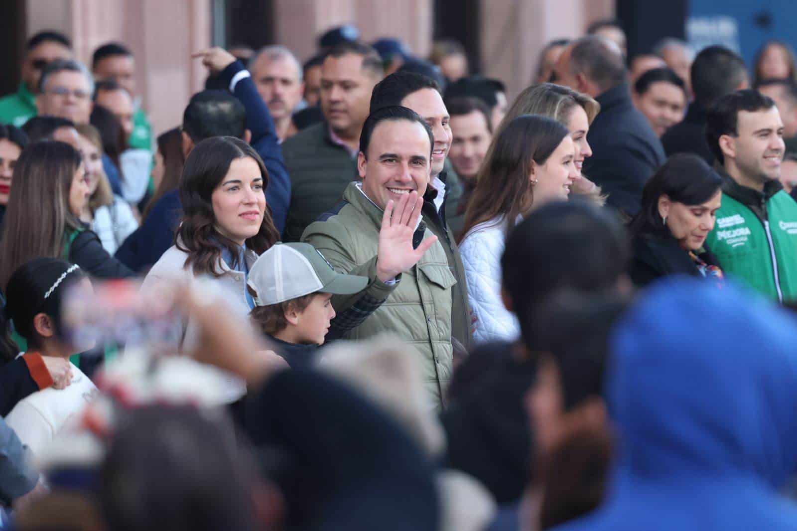 Conviven Manolo y Paola con cientos de familias