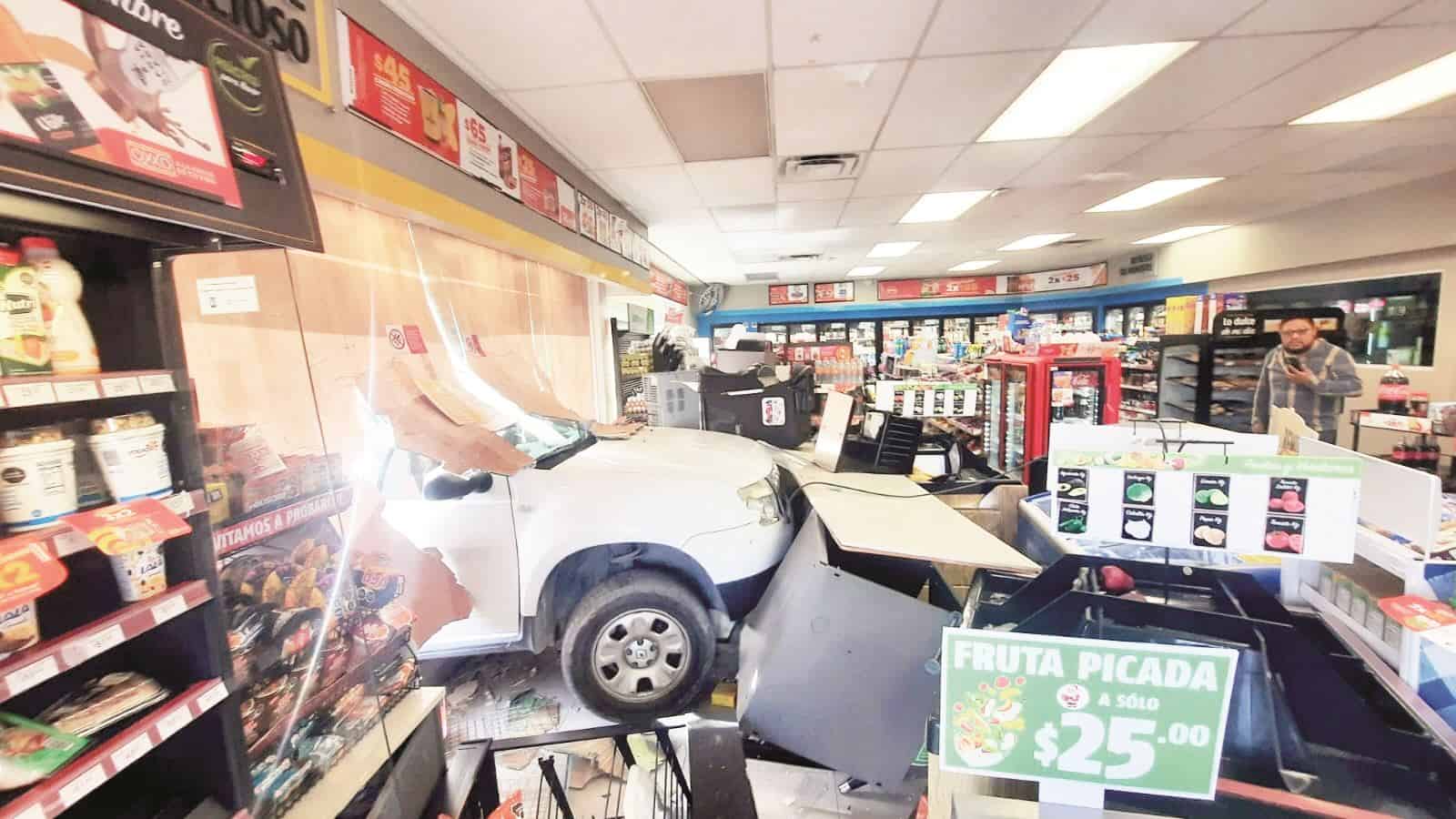 Se mete a tienda con todo y troca
