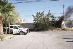 Arde lote baldío  cerca de la policía