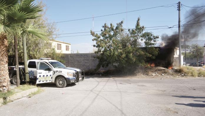 Arde lote baldío  cerca de la policía