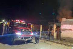 Rescatan a hombre atrapado en incendio en la colonia Bravo