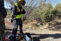 Encuentran a hombre sin vida en arroyo