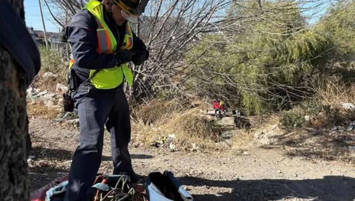 Encuentran a hombre sin vida en arroyo