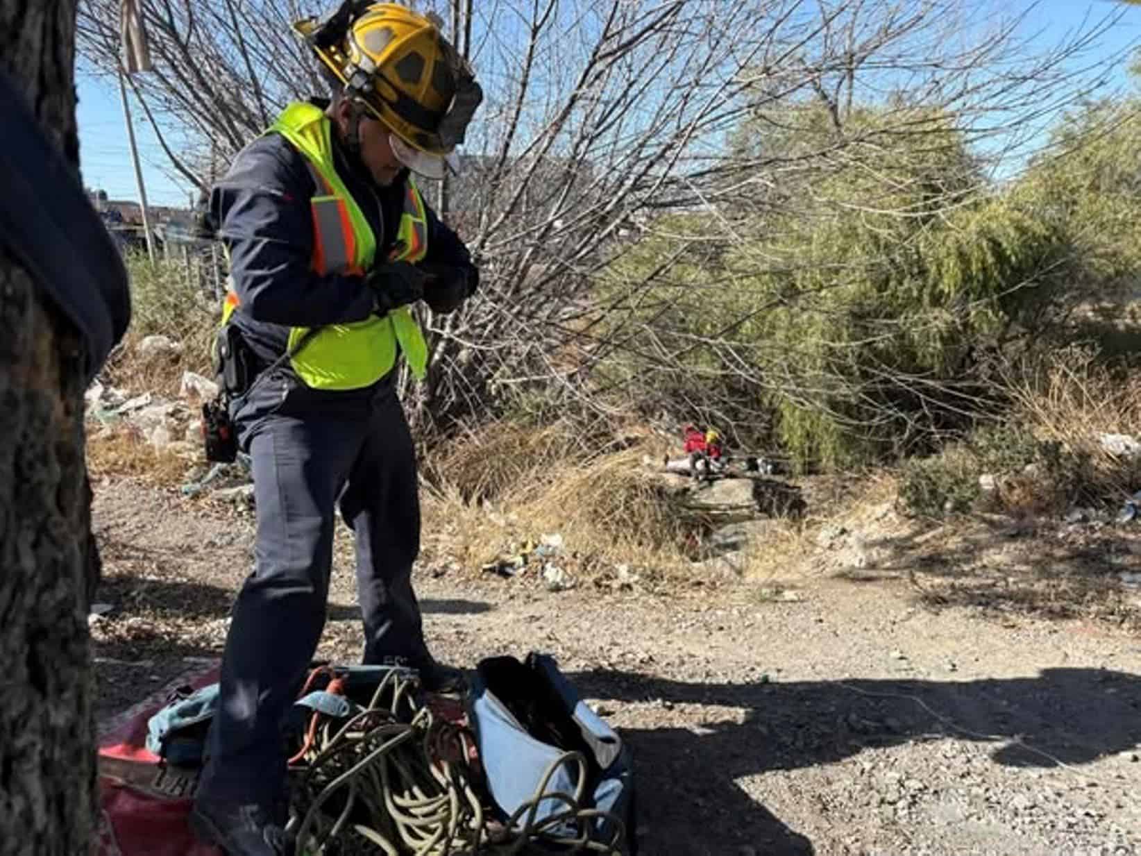 Encuentran a hombre sin vida en arroyo