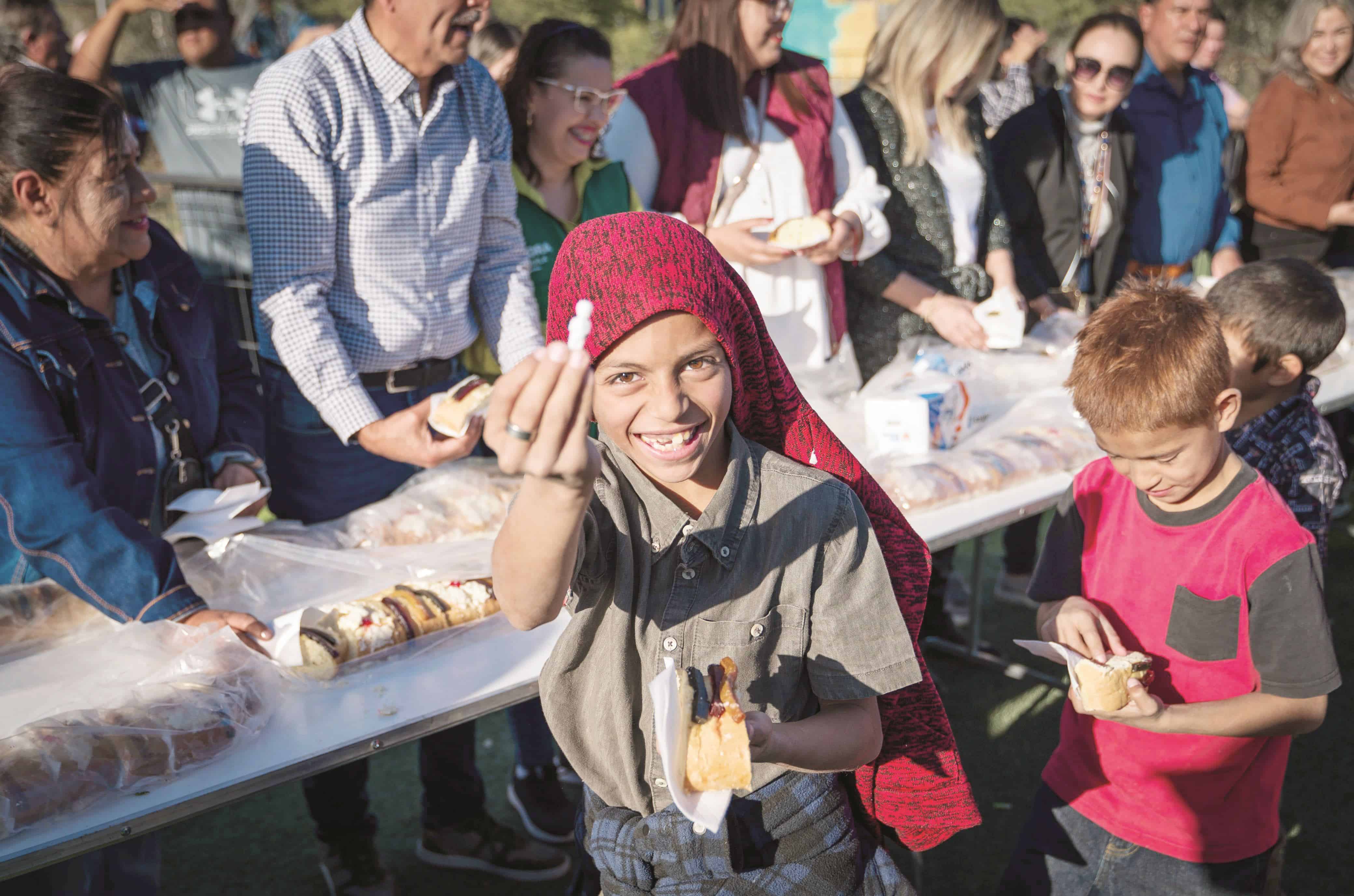 Cortan rosca de reyes en Colinas de Santiago