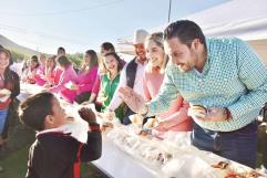 Cortan rosca de reyes en Colinas de Santiago