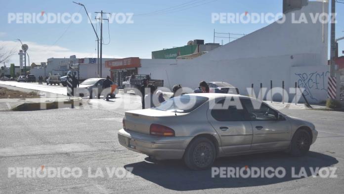 Le pega a auto sobre Las Torres