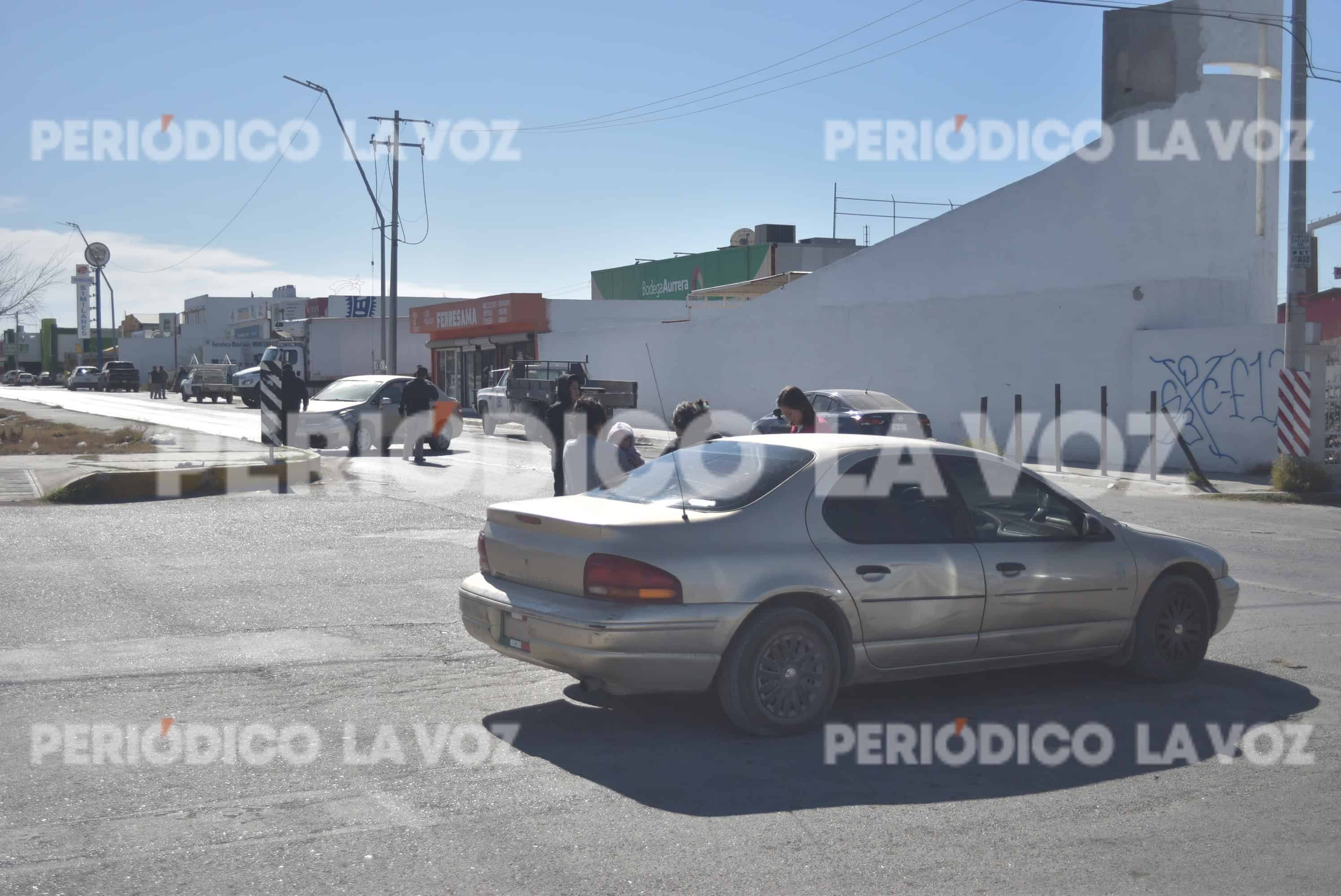 Le pega a auto sobre Las Torres