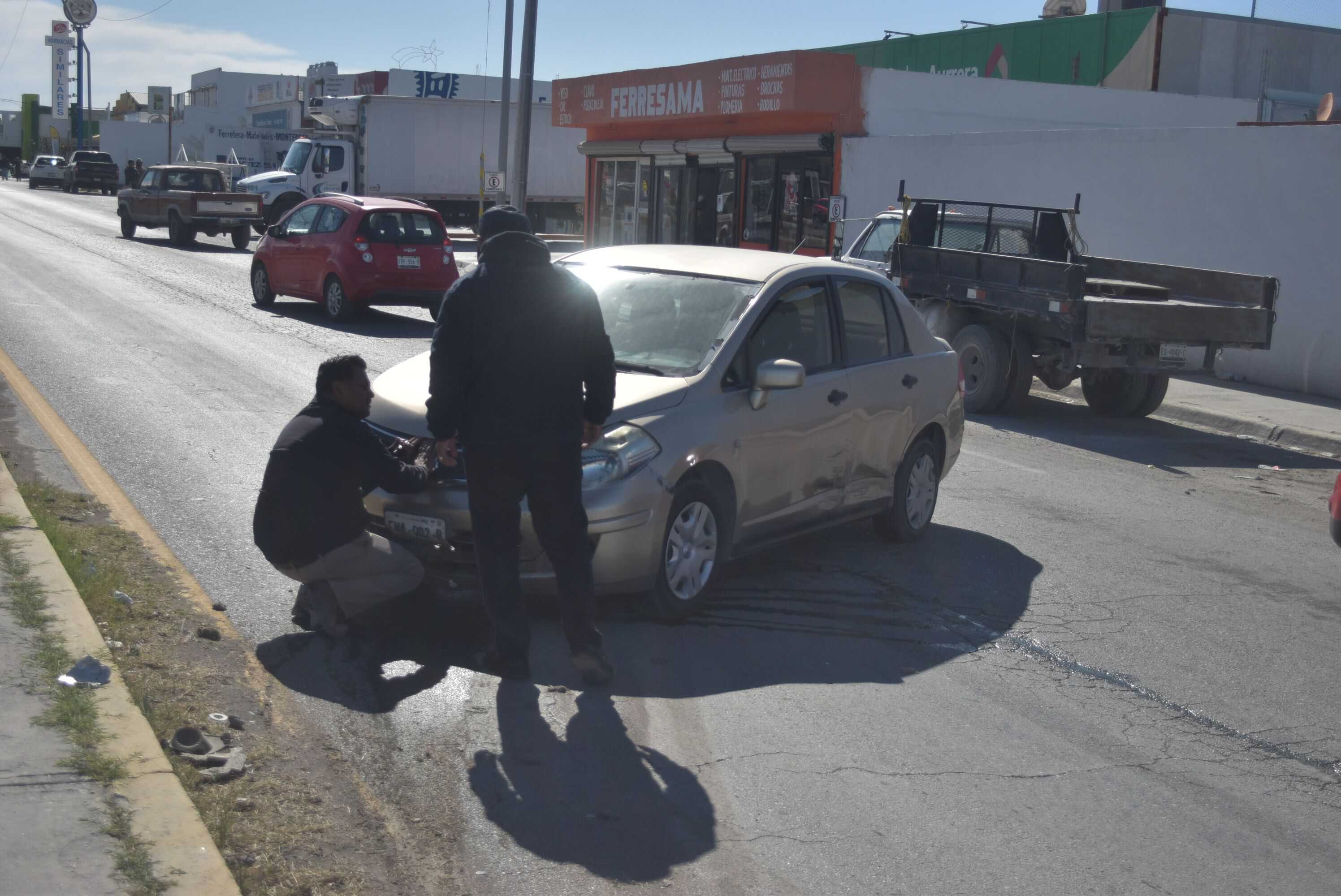 Le pega a auto sobre Las Torres