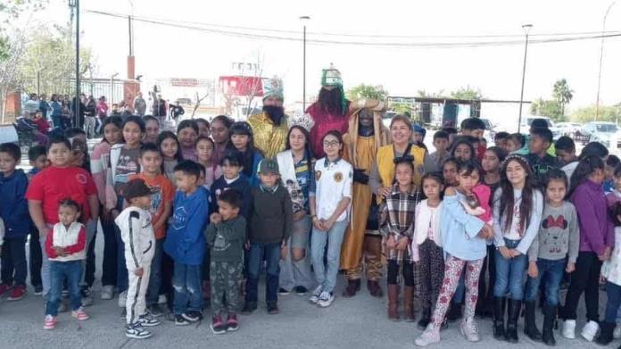 Reparten ropa y juguetes en Día de Reyes Reparten ropa y juguetes en Día de Reyes